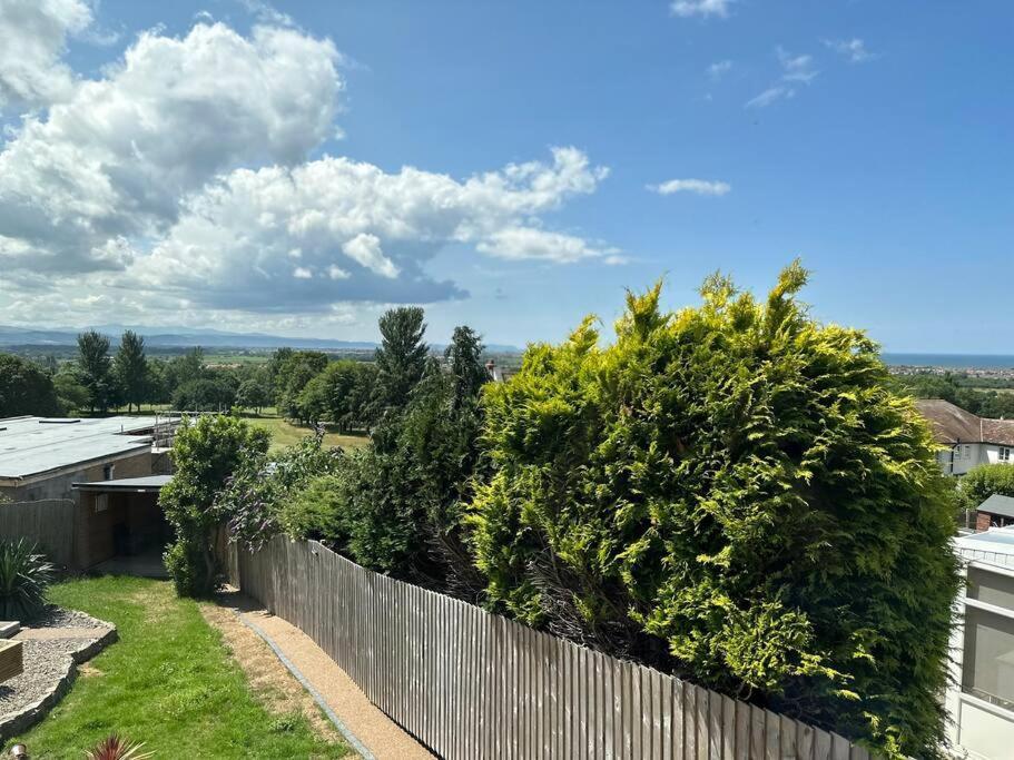 Offa'S Lodge Family Home Quiet Area With Sea Views Prestatyn Extérieur photo